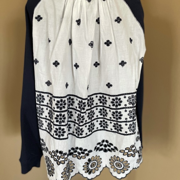 Capio Navy/White eyelet lace Sweatshirt. Size M - Picture 6 of 8